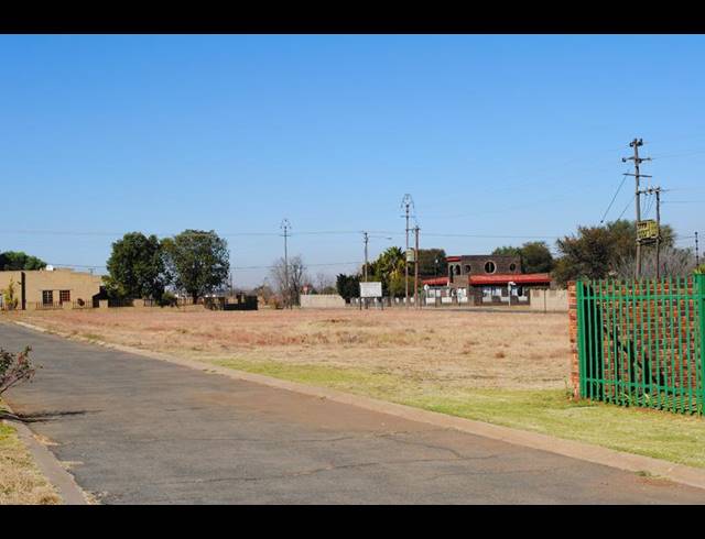 2 BEDROOM HOUSE FOR SALE IN LENASIA SOUTH